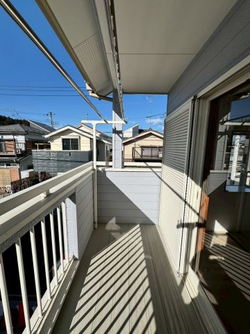飯能市征矢町中古戸建てのバルコニー|太陽の光が射し込むバルコニーは、洗濯物を干すのが楽しくなりますね♪

