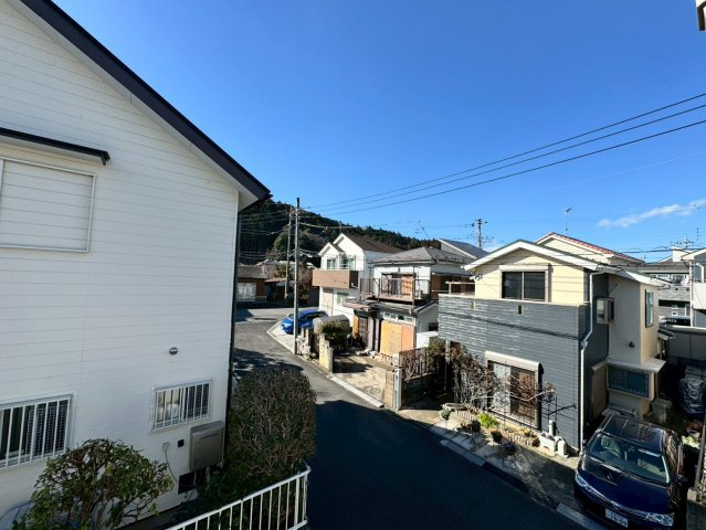 飯能市征矢町中古戸建ての展望|周囲に高い建物がなくのびやかな眺望が広がる心地よい住環境。窓を開ければ自然の風が通り抜け開放感ある暮らしを楽しめます。
