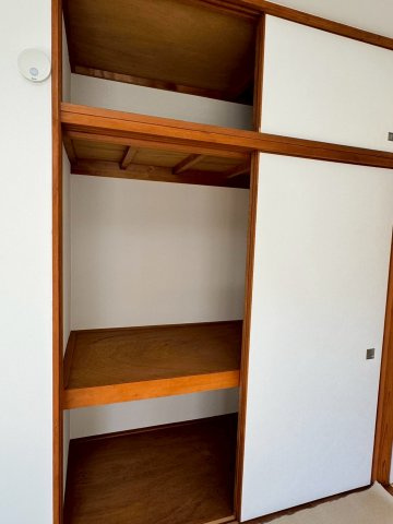 飯能市征矢町中古戸建ての収納|押入れがあることで、生活用品やお子様の荷物も整理整頓しやすく、毎日の片付けがぐっと楽になります。

