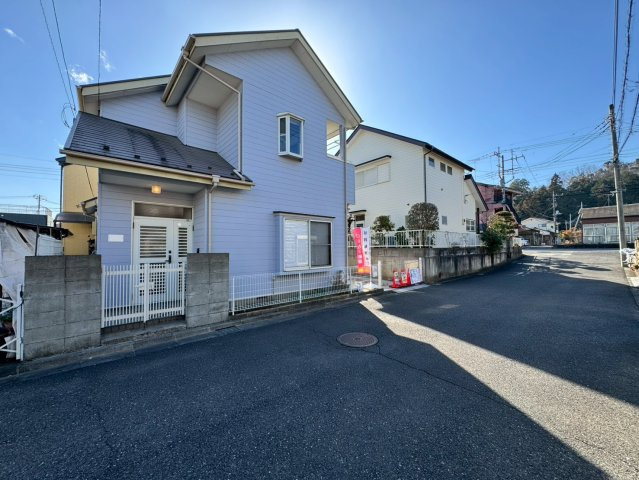 飯能市征矢町中古戸建ての前面道路含む現地写真|前面道路