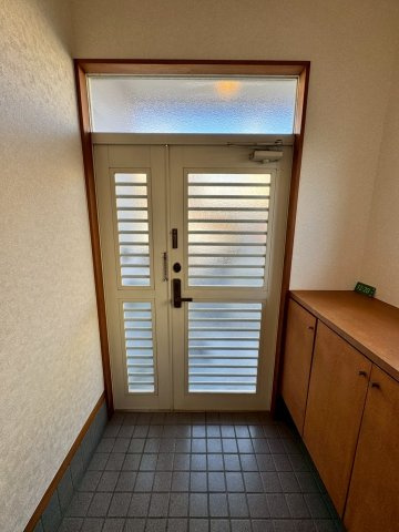 飯能市征矢町中古戸建ての玄関|玄関には収納力に優れたシューズボックスがございますので、ご家族みんなの靴が十分入ります！
