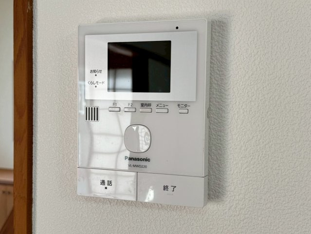 飯能市征矢町中古戸建ての防犯設備|「見える安心」をカタチにしました。誰が来てもわかる様にモニター付きインターホンを設置。家事導線を考慮した個所に設置し、防犯性と利便性に優れ快適と安らぎを合わせた優しい設計。
