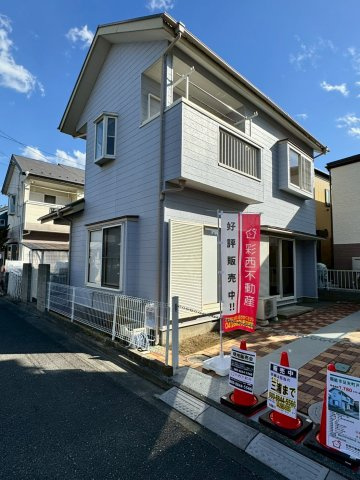 飯能市征矢町中古戸建ての外観|シンプルでありながら奥行きを感じさせる外観が特徴。派手すぎず、それでいて確かな個性を放つデザインは、幅広いライフスタイルにフィットします。帰るたびに心が安らぐ、やさしい表情の住まいです
