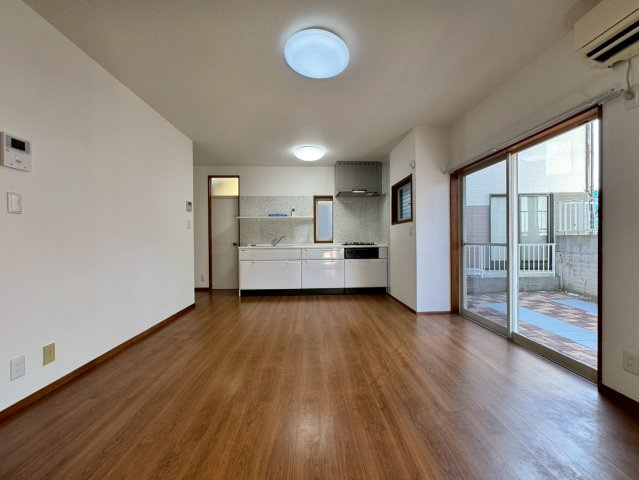 飯能市征矢町中古戸建ての居間・リビング|家族が自然と集まる心地よいリビングダイニング。ゆったりとした空間設計が、日常の何気ないひとときを豊かに演出します。光と風が心地よく通り抜け、時間の流れまでやさしく感じられます。
