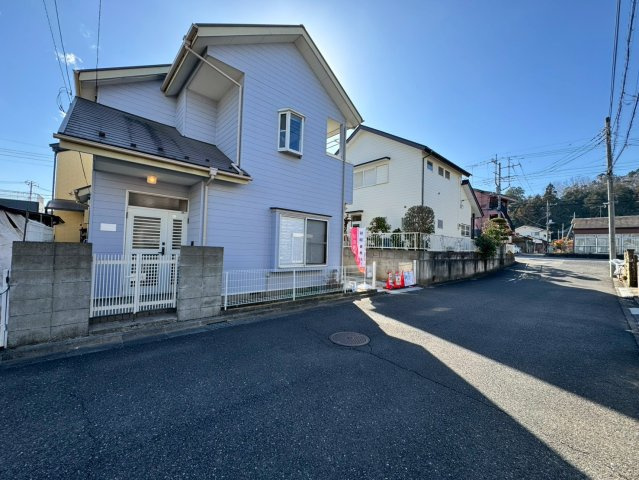 飯能市征矢町中古戸建ての前面道路含む現地写真