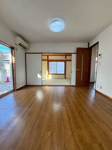 飯能市征矢町中古戸建ての居間・リビング|落ち着いた雰囲気の中にも明るさが感じられるリビングダイニング。空間にリズムを生む配置計画で、家族の距離がほどよく保たれます。オン・オフの切り替えがしやすく、日々の暮らしを心地よく整えてくれる設計です
