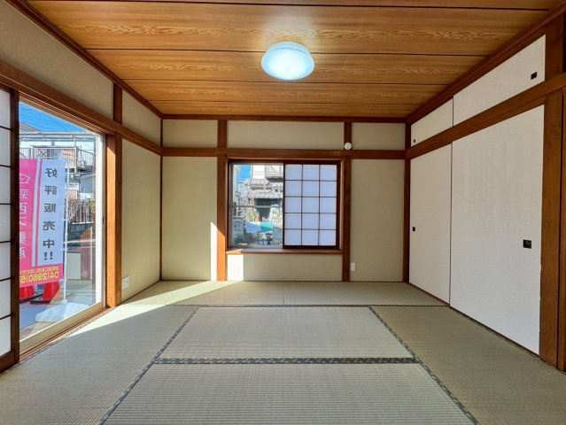 飯能市征矢町中古戸建ての和室|心がホッと落ち着く和室をご用意しました！床が柔らかいので小さいお子様のプレイルームや、ご両親が泊まりに来た時の客間としてなど、様々な用途で使える万能なお部屋です☆
