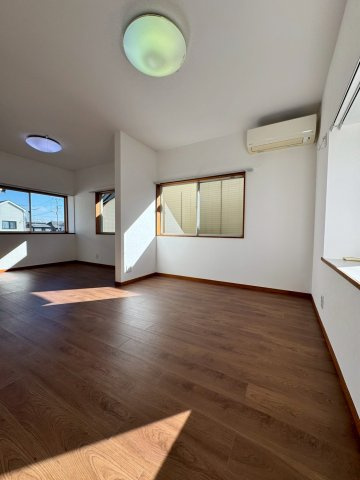 飯能市征矢町中古戸建ての洋室|シンプルで使い勝手の良い洋室は、家具の配置がしやすく、理想のインテリアを思いのままに楽しめます。プライベート時間を快適に過ごせる心地よい空間です。
