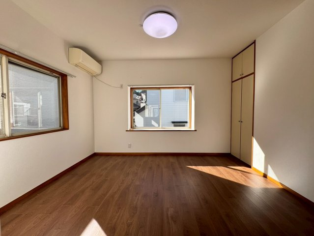 飯能市征矢町中古戸建ての洋室|光が心地よく入り、明るい印象の洋室。日中の過ごしやすさはもちろん、夜には落ち着いた雰囲気で一日の疲れを癒やしてくれます。多用途に活かせる空間です。
