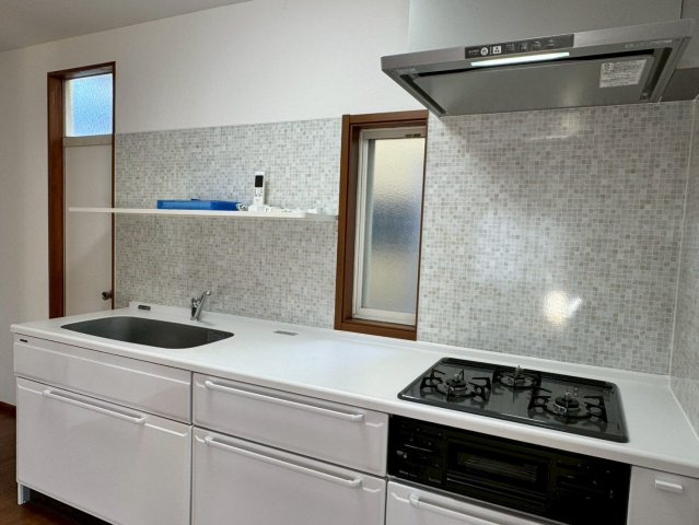 飯能市征矢町中古戸建てのキッチン|３口コンロ付！火力が目で分かり微調整がしやすいです！また、同時に調理ができるため効率よく調理が可能でお料理の品も増えそうですね！
