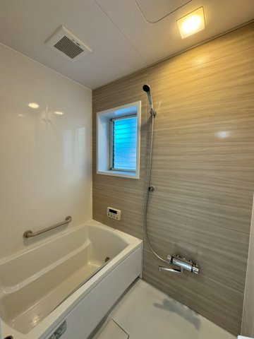 飯能市征矢町中古戸建ての浴室|一日の疲れを癒してくれるお部屋の中のオアシスは、魅力的な快適空間。これなら、１日の疲れをとってくれそう。浴室に窓がついているので、湿気に困ることもなさそうです。オートバスもついており、準備も楽々。
