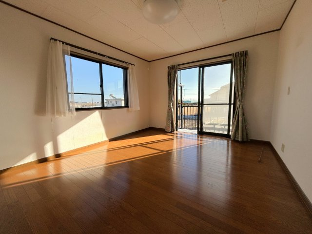 南国市大そね甲　中古一戸建ての洋室|二面採光で明るい洋室。バルコニーに面し、開放感があります