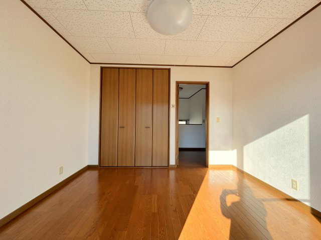 南国市大そね甲　中古一戸建ての洋室|クローゼット完備で、お部屋を広く使える洋室