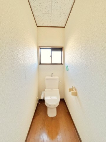 南国市大そね甲　中古一戸建てのトイレ|窓付きで明るく、清潔感のあるトイレ