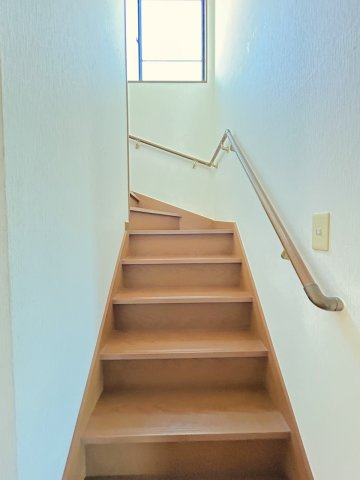 南国市大そね甲　中古一戸建てのその他|窓から光が差し込む、明るい階段。手すり付きで安心の階段スペース