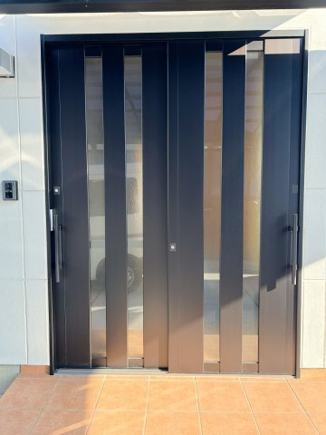 南国市大そね甲　中古一戸建ての玄関|引き戸タイプの玄関で、出入りがスムーズ。荷物が多い日も安心です