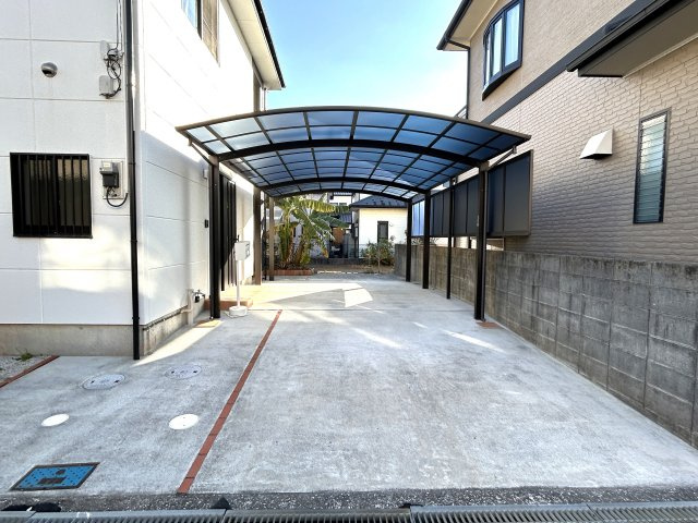 南国市大そね甲　中古一戸建ての駐車場|カースペース1台、カーポート2台の計3台駐車可能