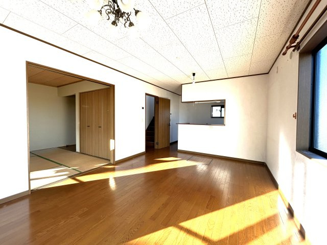 南国市大そね甲　中古一戸建ての居間・リビング|南向きの光が差し込む、明るいLDK。和室とつながる、開放感のある空間です