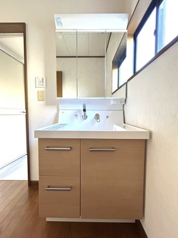 南国市大そね甲　中古一戸建ての洗面所|収納付きで使いやすい洗面化粧台。身支度もすっきり整います