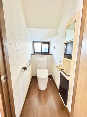 南国市大そね甲　中古一戸建てのトイレ|手すり・収納付きで使いやすいトイレ