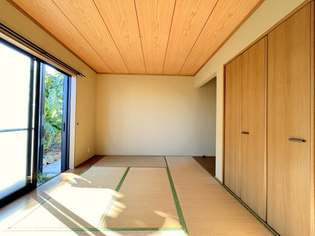 南国市大そね甲　中古一戸建ての和室|やさしい雰囲気の和室。リビングとつながり、多用途に使えます