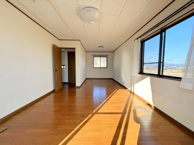 南国市大そね甲　中古一戸建ての洋室|大きな窓から光が差し込む、明るい洋室