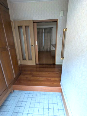 広島市東区戸坂山根３丁目　中古一戸建ての玄関