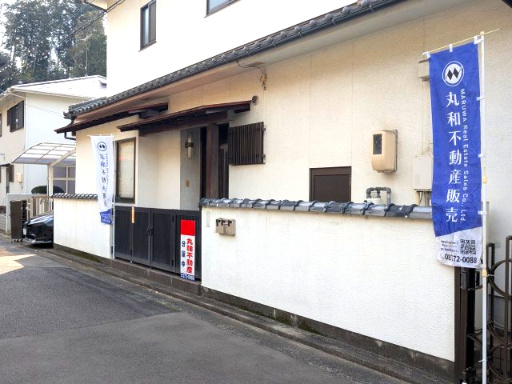 広島市東区戸坂山根３丁目　中古一戸建ての前面道路含む現地写真