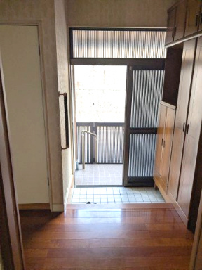 広島市東区戸坂山根３丁目　中古一戸建ての玄関