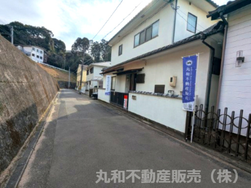 広島市東区戸坂山根３丁目　中古一戸建ての前面道路含む現地写真