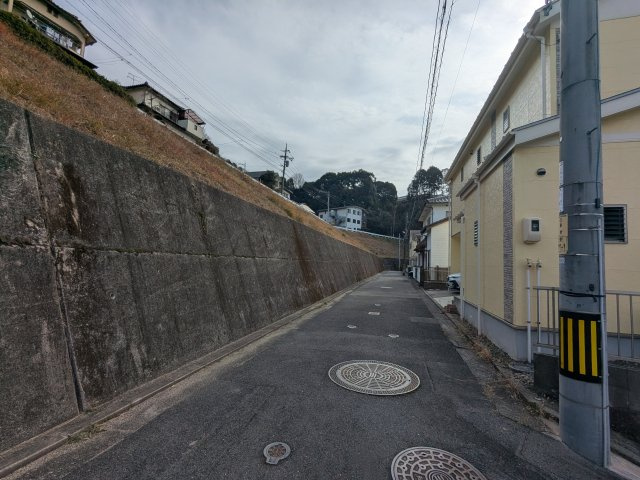 広島市東区戸坂山根３丁目　中古一戸建ての前面道路含む現地写真