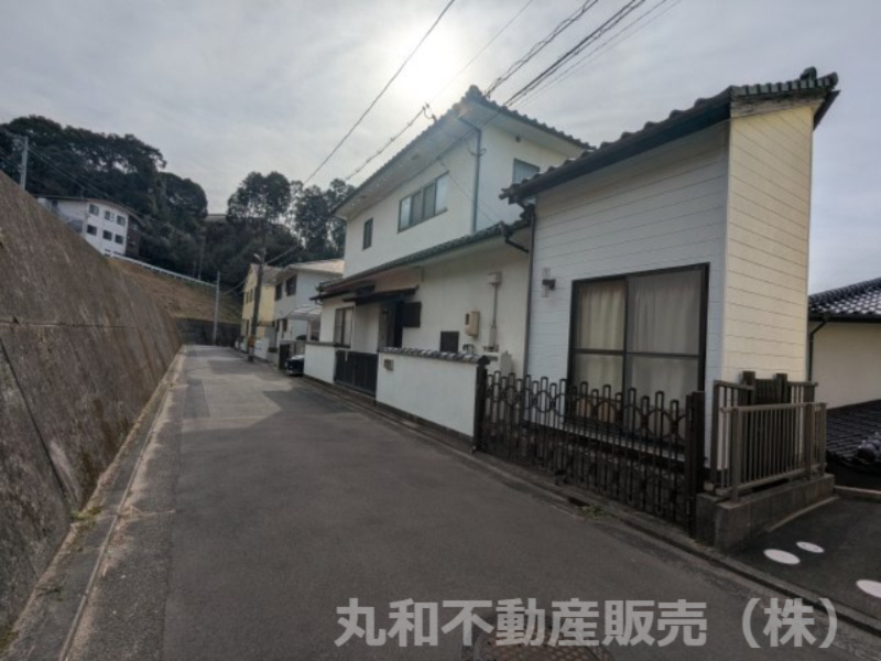 広島市東区戸坂山根３丁目　中古一戸建ての前面道路含む現地写真