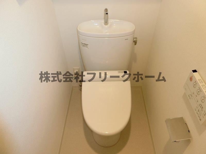 武蔵野市西久保１丁目の賃貸マンションのトイレ