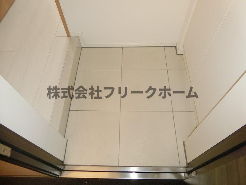 武蔵野市西久保１丁目の賃貸マンションの玄関