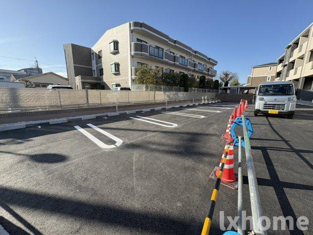 ソレイユ茨木の駐車場