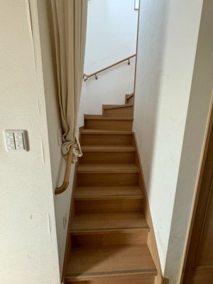 【内装】 | 明星町2丁目 | 手すり付きで安心の階段♪