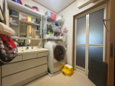 【独立洗面台】 | 明星町2丁目 | 広々とした洗面スペースは、お洗濯などの家事もしやすいゆったりとした空間です♪