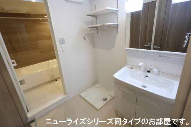 ストレリチアの洗面所|明るい洗面所です