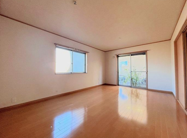 中古/新座市畑中３丁目の居間・リビング|採光が多く陽当たり良好です