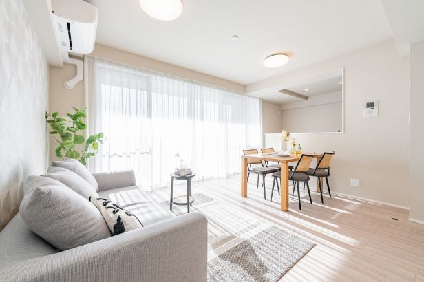 ライオンズガーデン成増ヴィスタヒルの居間・リビング|14.9帖のリビングダイニングキッチン リビングダイニングは床暖房を完備しており、寒い時期も足元から暖かく快適です