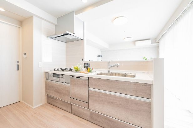 ライオンズガーデン成増ヴィスタヒルのキッチン|新規交換のシステムキッチンは食器洗い乾燥機付き 対面式キッチンで料理をしながらも家族との会話を楽しめます