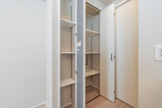 ライオンズガーデン成増ヴィスタヒルの収納|キッチンの奥にはパントリーを設置 ストック品の置き場にも困りません