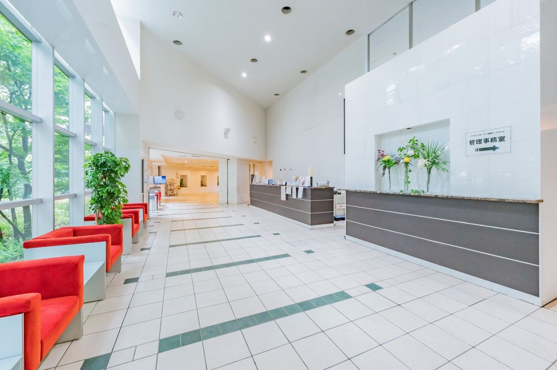 ライオンズガーデン成増ヴィスタヒルのロビー|ロビーにはお客様との待ち合わせなどに使えるソファーも設置されております