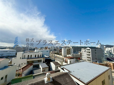 【居間・リビング】 | プレサンス神戸和田岬ステーションフロント | 物件からの眺望です♪南東・南西・北東の3面バルコニーの角住戸♪通風・採光・眺望良好です♪