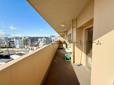 【洋室】 | プレサンス神戸和田岬ステーションフロント | 一日中日が当たる明るいワイドバルコニー♪便利なスロップシンク付き♪