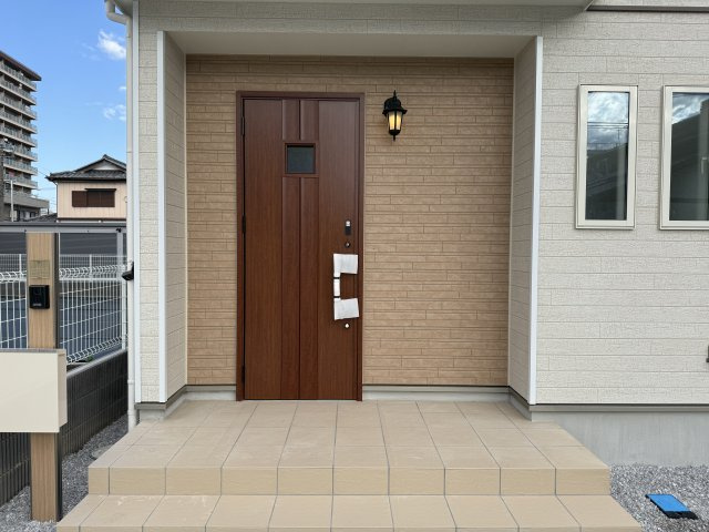 ハートフルタウン 前橋市広瀬町3丁目1番　C号棟の玄関|玄関前も広々しています。タイル敷なのでお掃除も楽々です。