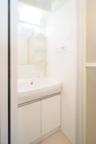 サヴォイブロンズガーデニア　4階の洗面所|別号室です。現状優先になります。