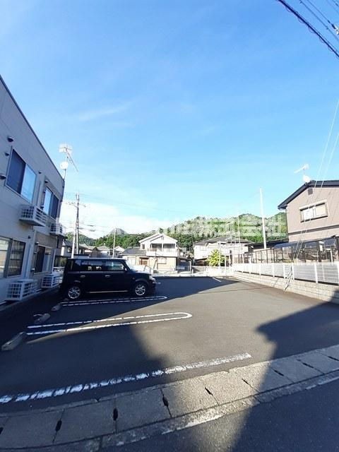 メゾンカンタービレの駐車場|敷地内に駐車場も完備◇