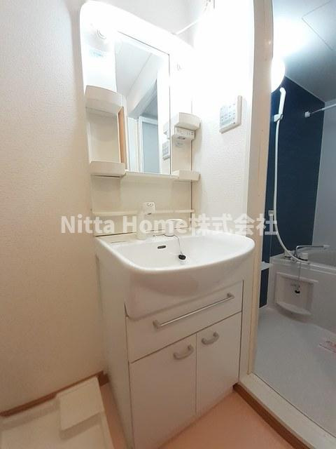 メゾンカンタービレの洗面所|シャワー付きの洗面台朝の準備も楽々です◆