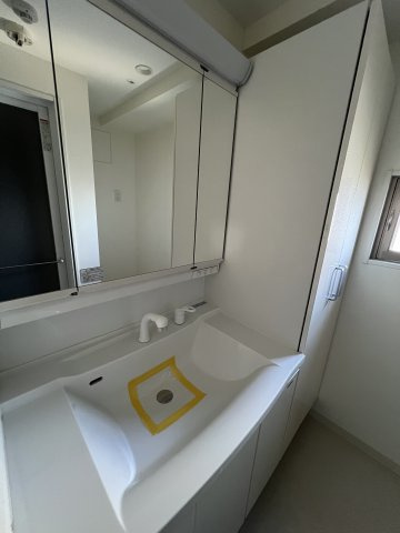 独立洗面台、小物を置くことができて便利です